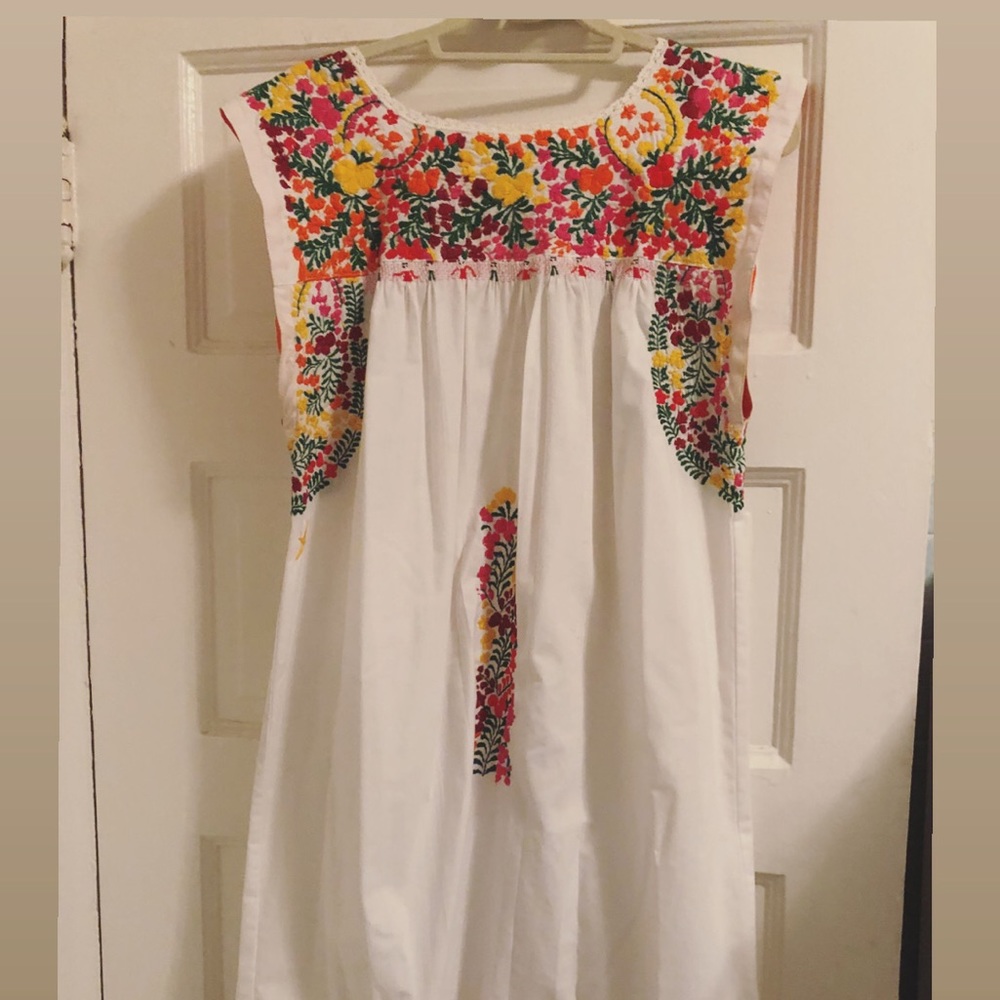 Mi Golondrina - White dress with embroidery top